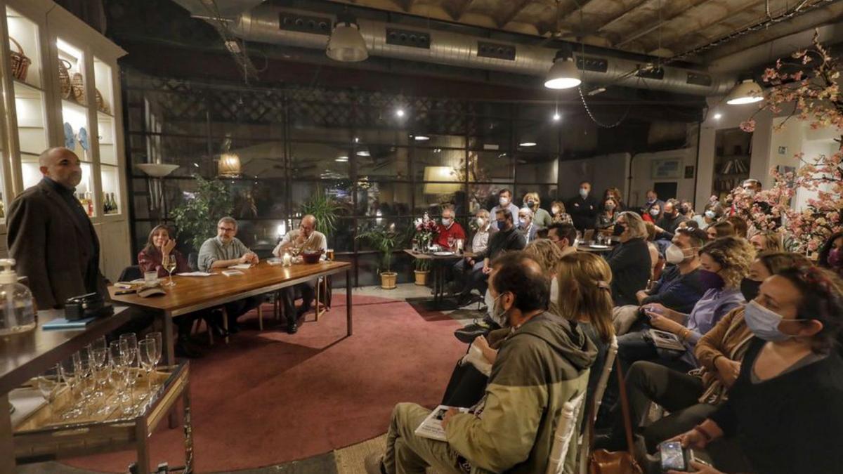 Homenaje de familia y amigos a Carles Canals, ayer. | B. RAMON