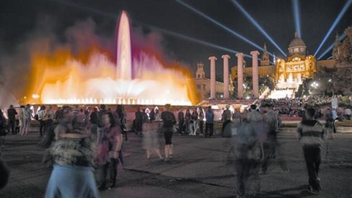 El espectáculo  8Público encantado frente a la Font Màgica de Montjuïc, ayer por la tarde.