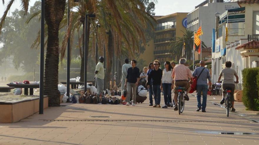 Venedors i vianants en el passeig.