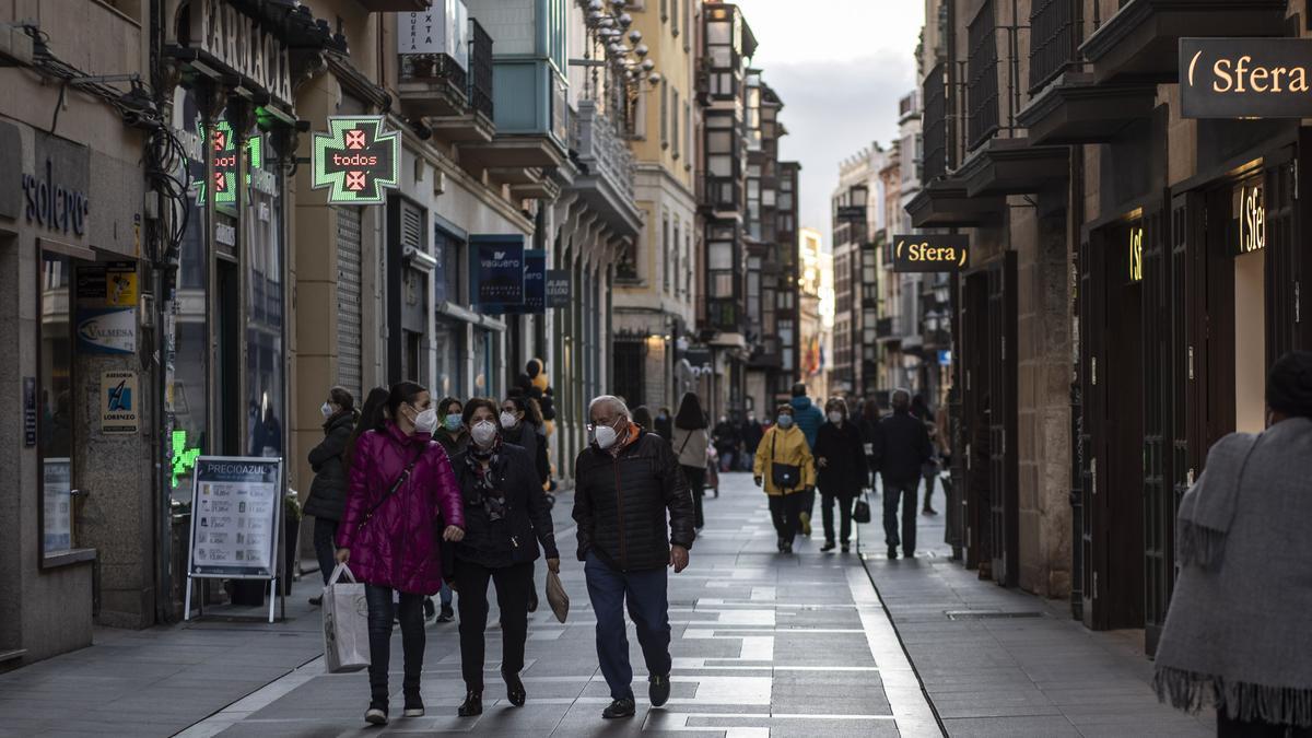 Zamoranos pasean por la ciudad.