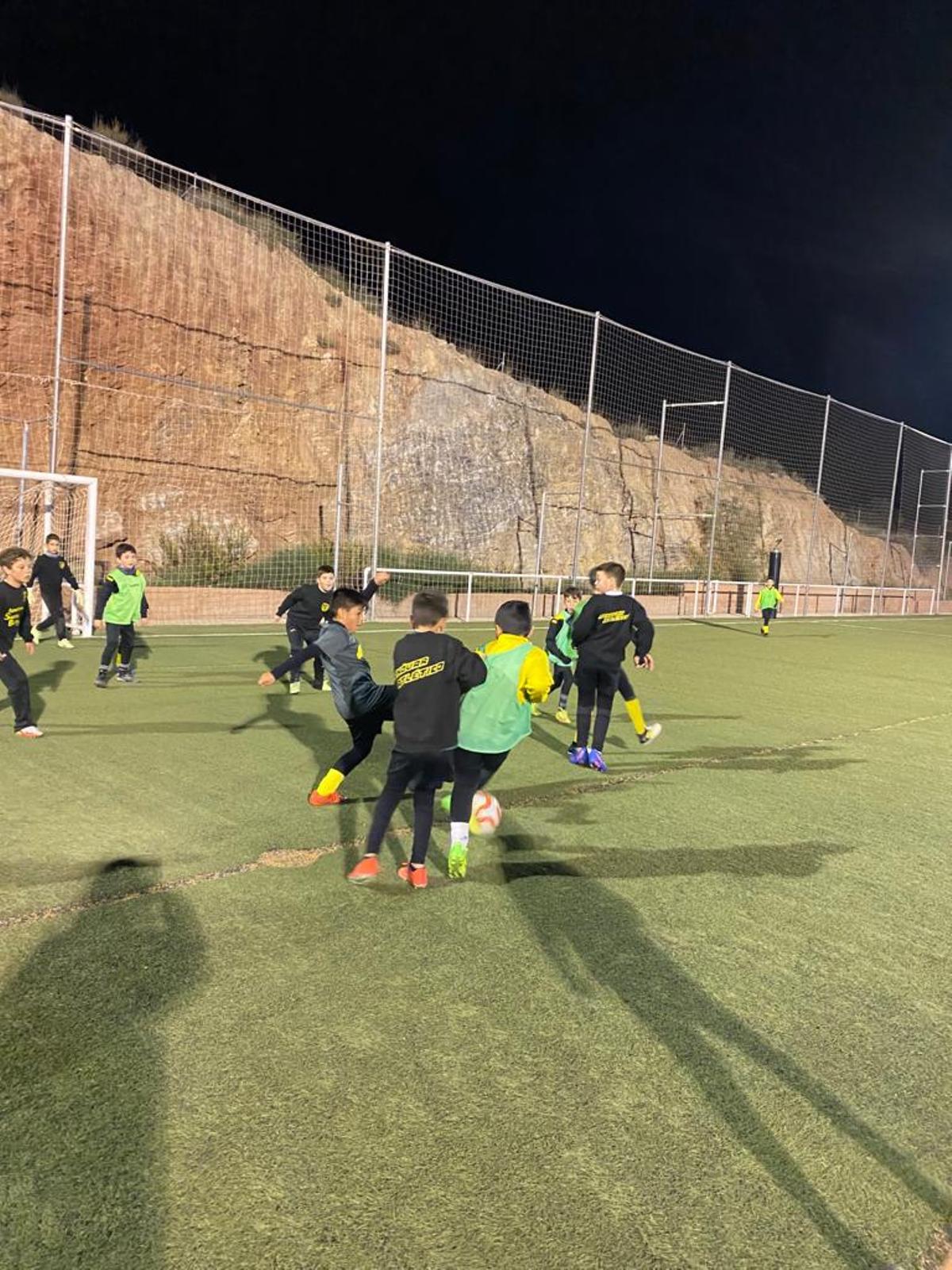 Los jugadores del benjamín B del Monóvar Atlético durante un entrenamiento.