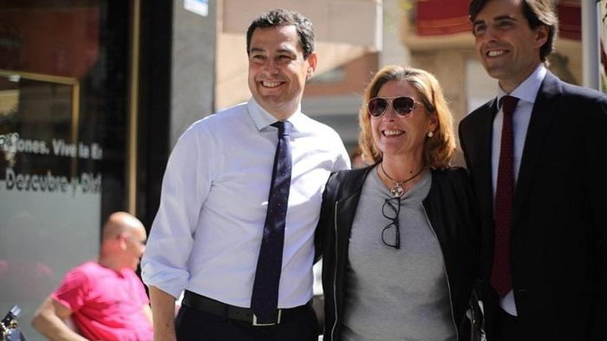 Juanma Moreno y Pablo Montestinos, junto a una espontánea que ha asaltado el encuadre.