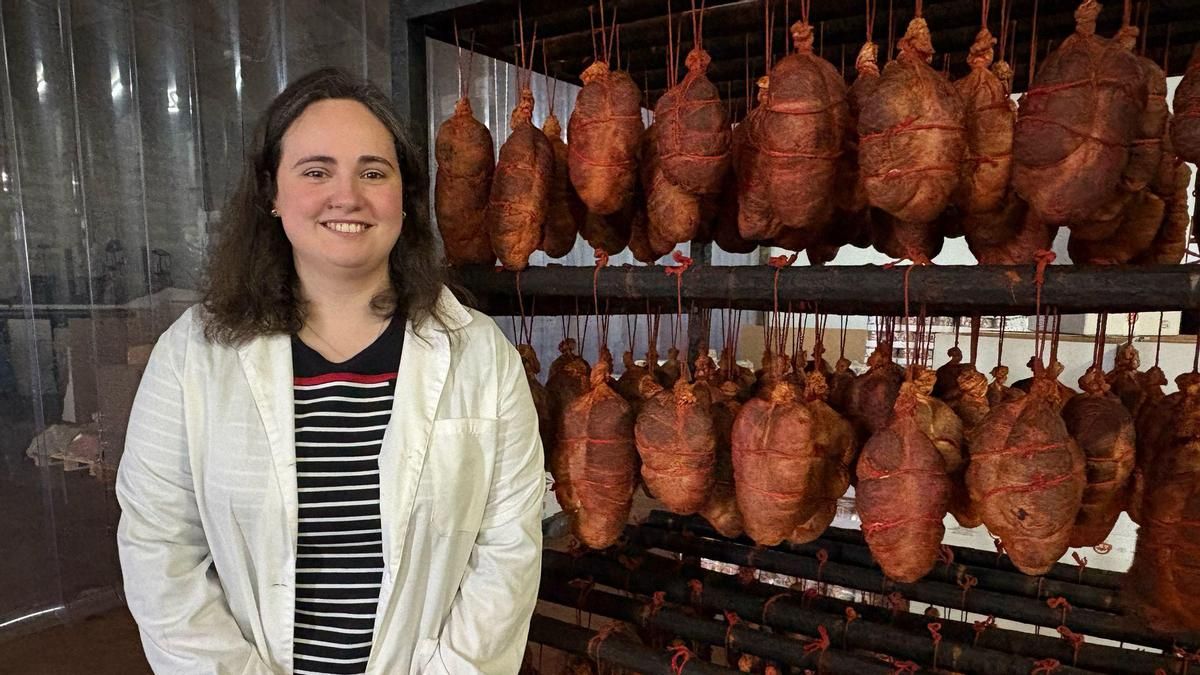 Elena Gómez con los choscos en Alta Sierra de Tineo.