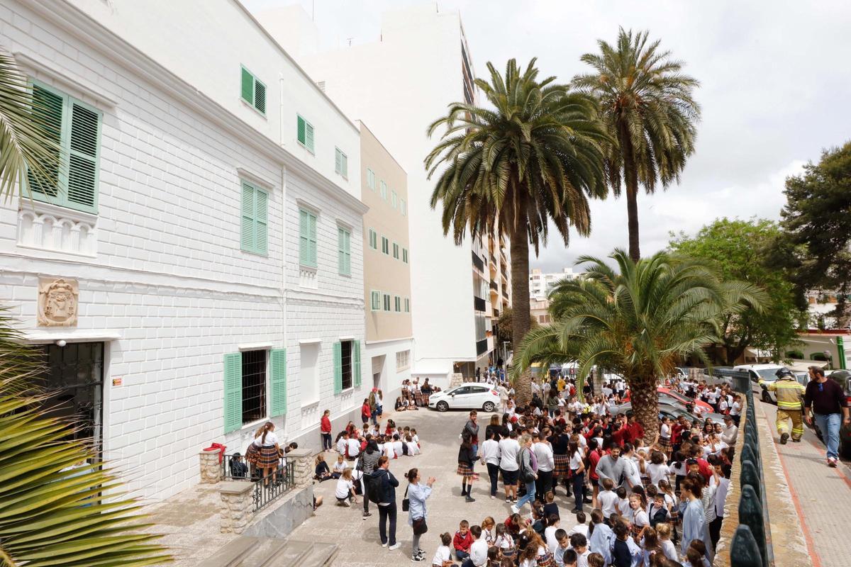 Galería de imágenes del incendio en los bajos del antiguo cine Cartago de Ibiza