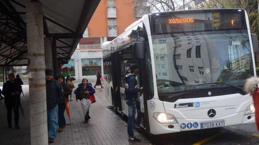 Mapa de Pontevedra con los trazados de las dos líneas de transporte público.