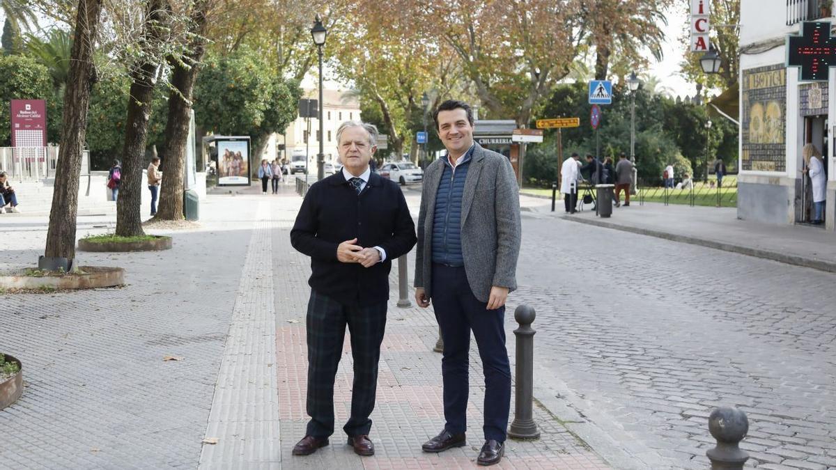 Salvador Fuentes y José María Bellido, en la avenida doctor Fléming a la altura del mercado del Alcázar.