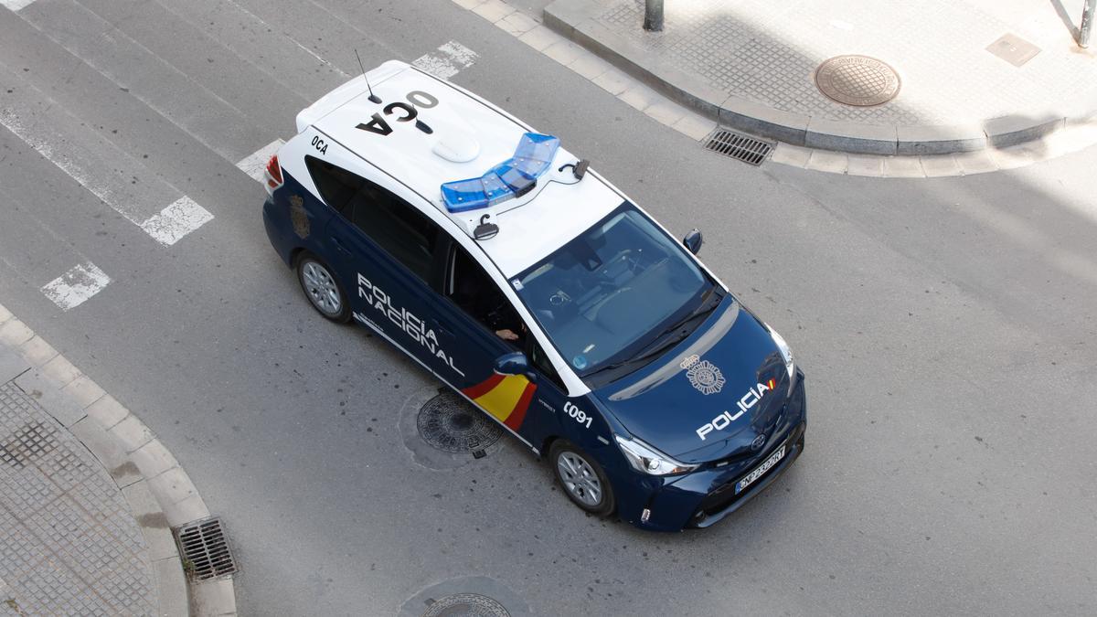 Un coche de la Policía Nacional patrulla por las calles de Ibiza.
