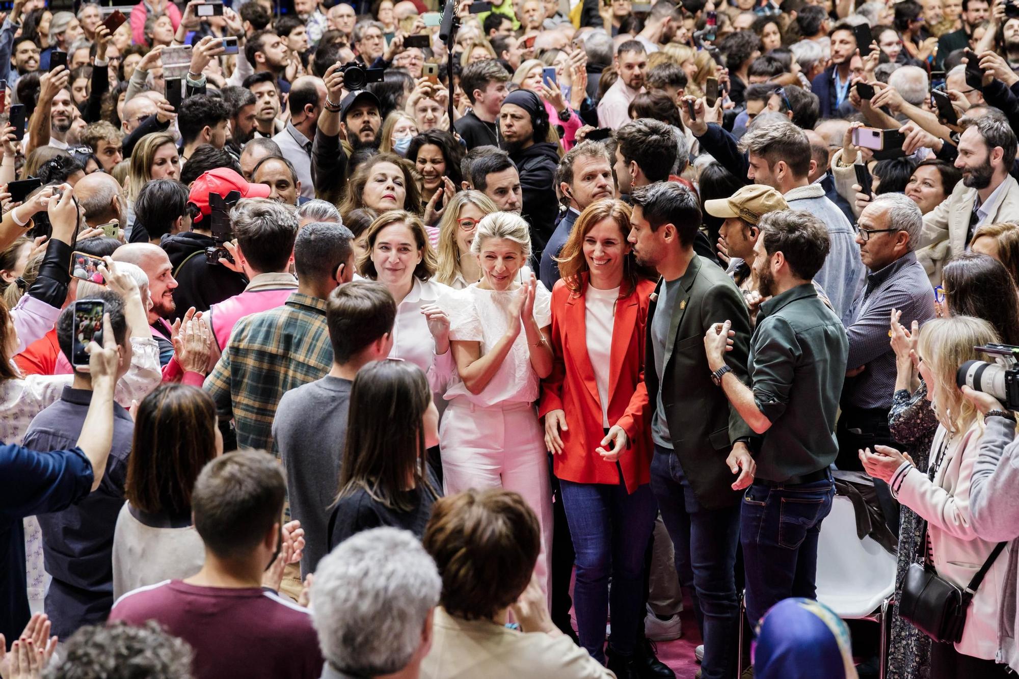 Yolanda Díaz escoltada por Ada Colau y Mónica García en el lanzamiento de Sumar.