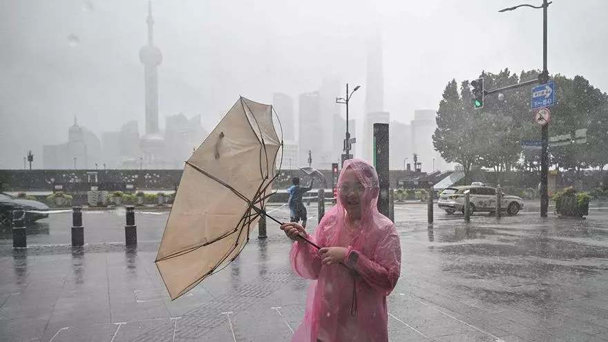 El este de China, en alerta máxima ante la llegada del tifón Dolphin