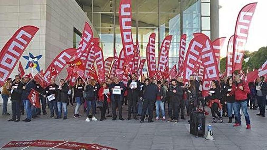 Concentració sindical davant la junta de CaixaBank a València