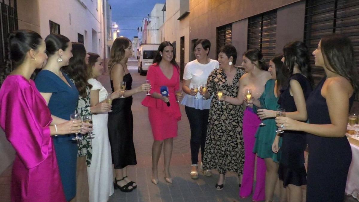 La alcaldesa de les Alqueries, Esther Lara, y la edila de Fiestas, Lorena Moure, con la reina de fiestas y sus damas. | MEDI TV