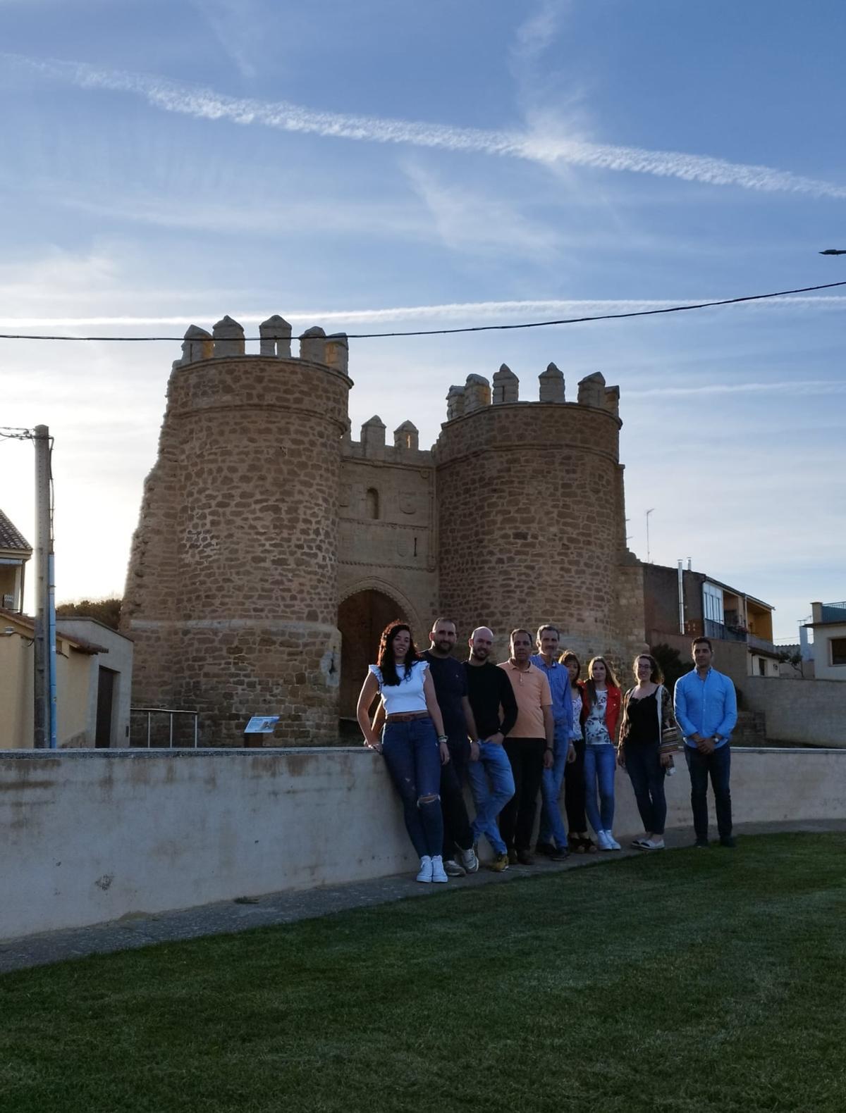 Integrantes de la candidatura de Zamora Sí frente a la Puerta Villa de Villalpando.