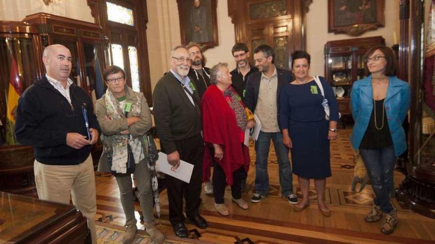 Imagen de los vecinos que participaron ayer en el turno de intervención, junto al alcalde, Xulio Ferreiro.