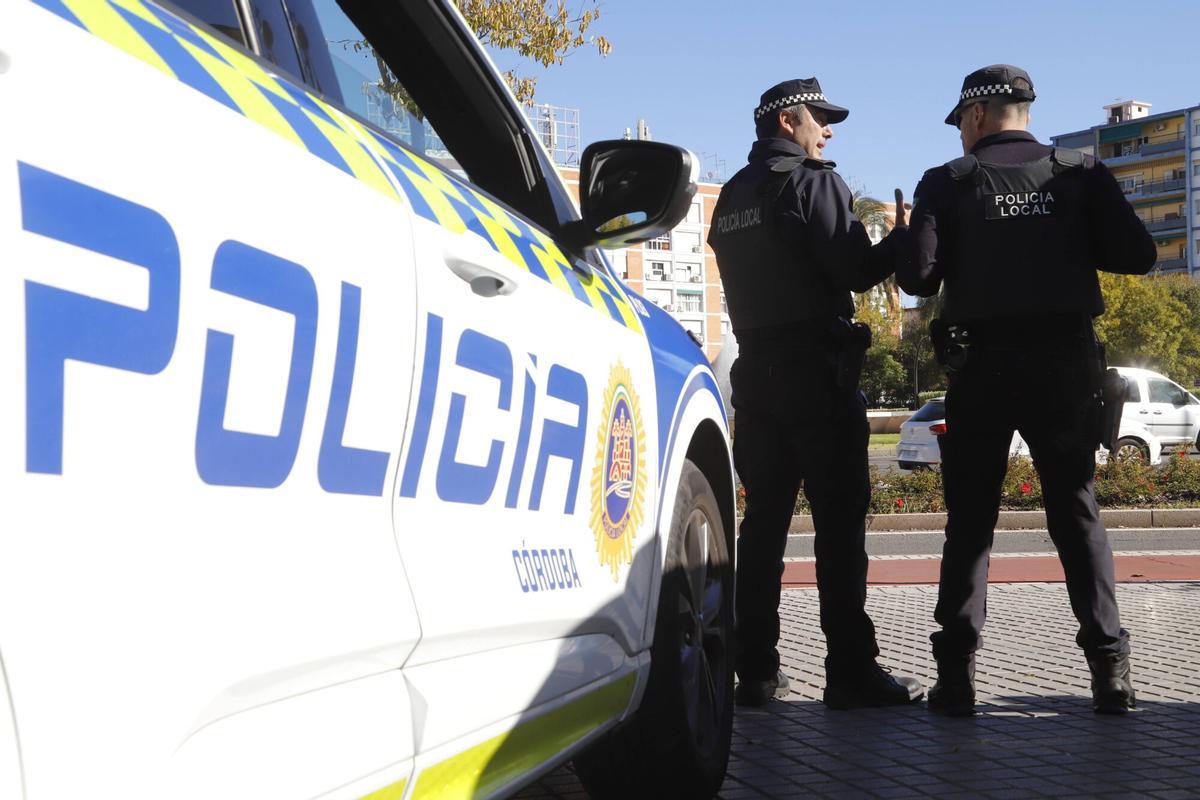 Dos agentes de la Policía Local en Córdoba.