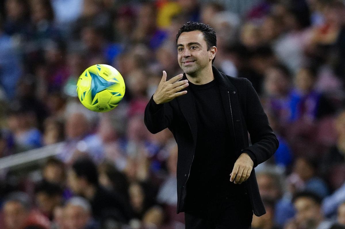 BARCELONA, 10/05/2022.- El técnico del FC Barcelona, Xavi Hernández, durante el encuentro correspondiente a la jornada 36 de primera división que disputan hoy martes frente al Celta de Vigo en el estadio del Camp Nou, en Barcelona. EFE / Enric Fontcuberta.