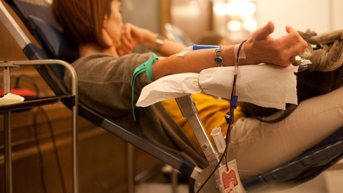 Una mujer dona sangre