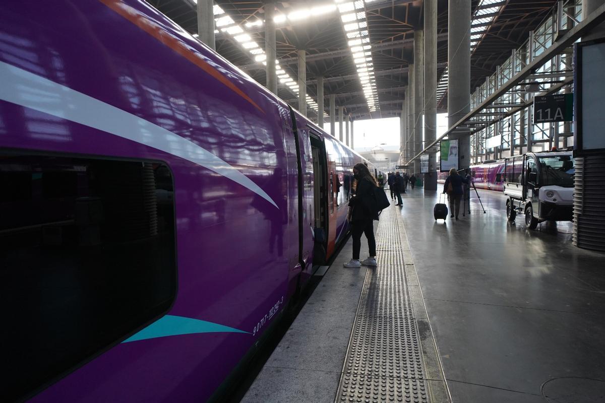 El primer AVE low cost Avlo sale de Madrid con destino València