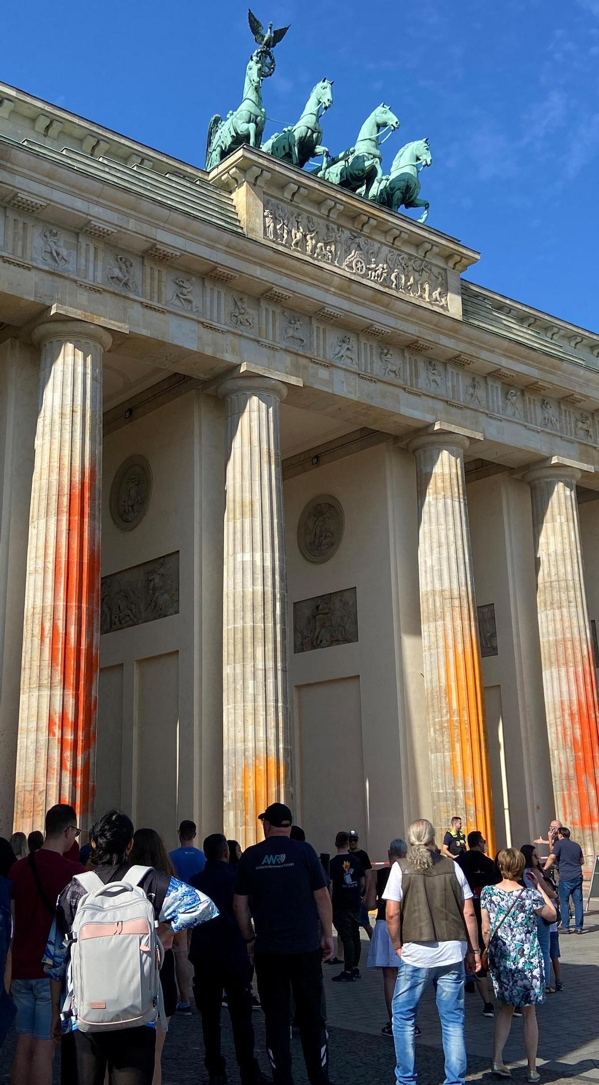 Berlín limpia la Puerta de Brandeburgo tras la protesta de activistas climáticos