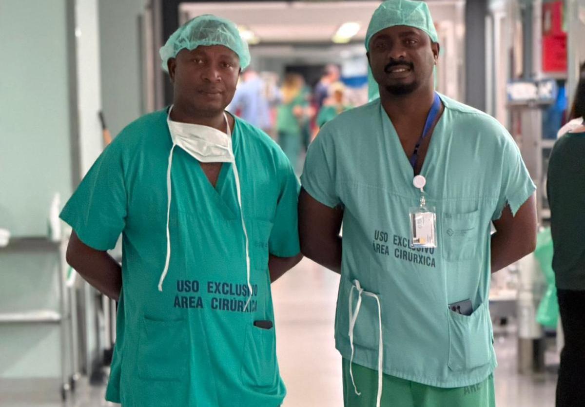 Quenesio Chipa y Afonso Guiticua, residentes de Traumatología de Mozambique, en el hospital de Ourense. | CEDIDA