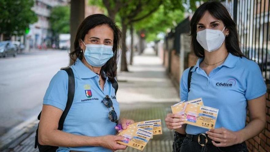 María Luisa Bodión y Laura Trenado enseñan las tarjetas que se disponen a esconder.