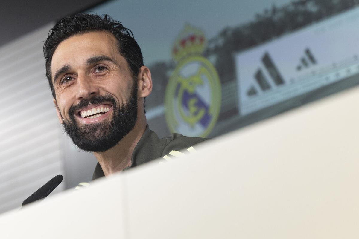 Álvaro Arbeloa sonríe en sala de prensa antes del Valencia - Real Madrid.