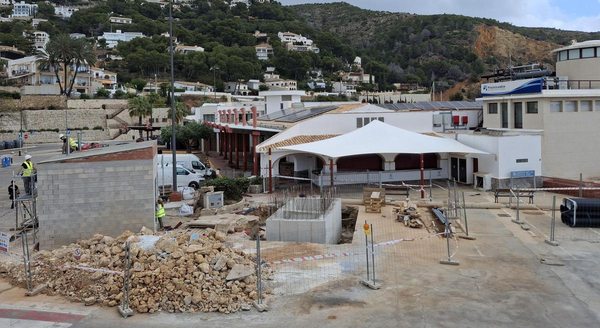 A la izquierda, la estación de bombeo de aguas residuales que se está construyendo en el puerto de Xàbia
