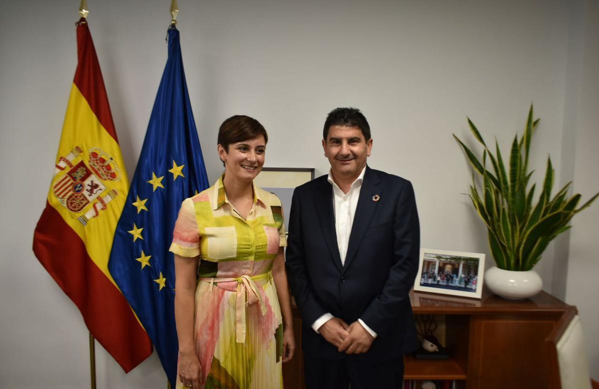 El delegado del Gobierno en Galicia se reunió ayer en Madrid con la ministra de Política Territorial. |   // L. O.