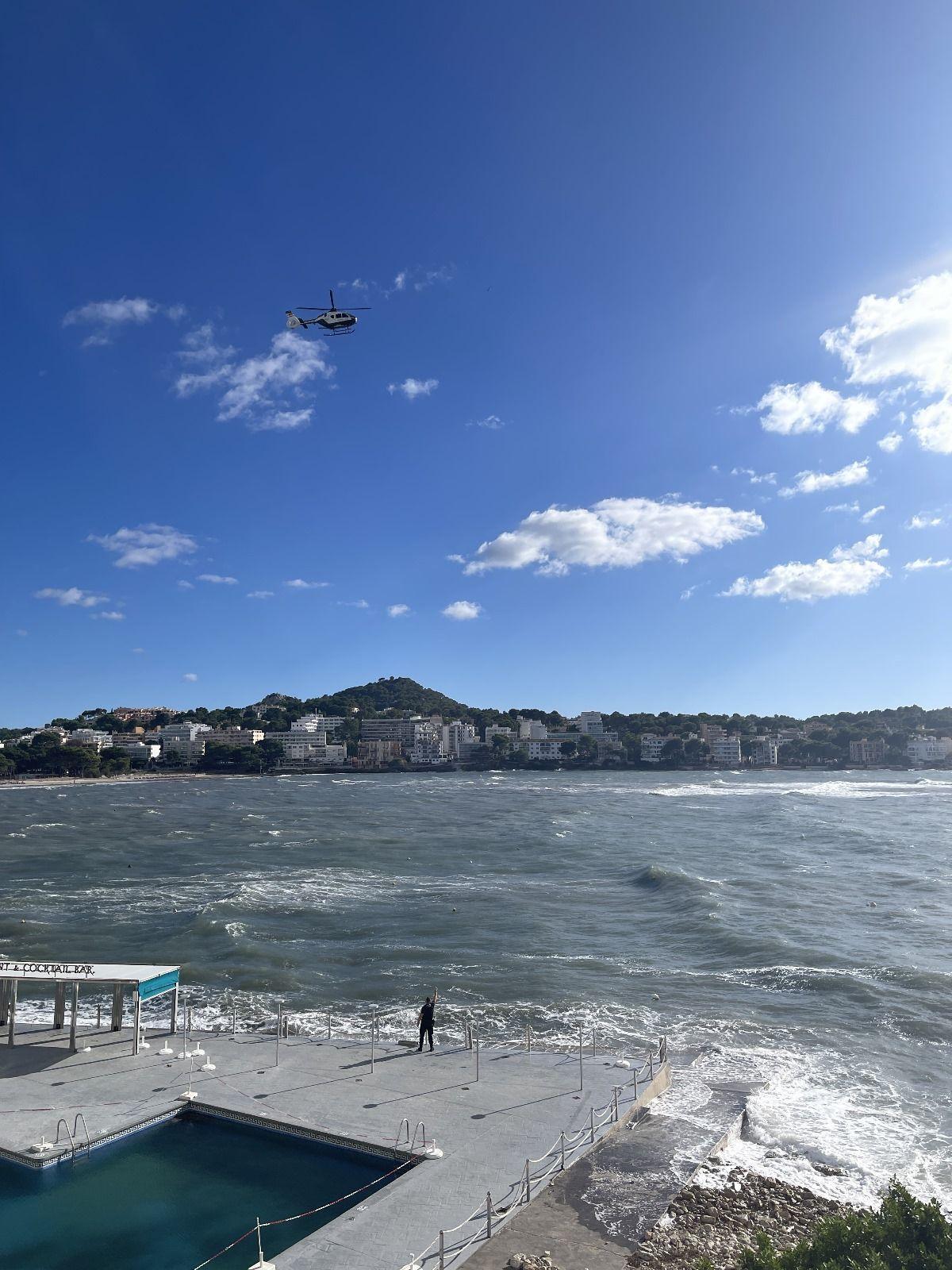 Über der Bucht von Santa Ponça kreisender Hubschrauber der Guardia Civil.