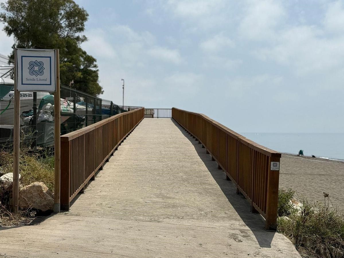 La pasarela de madera de la Senda Litoral que cruza el arroyo Santillán en Rincón.