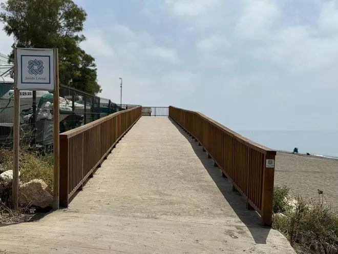Reabren al público la pasarela de madera de la Senda Litoral que cruza el arroyo Santillán en Rincón