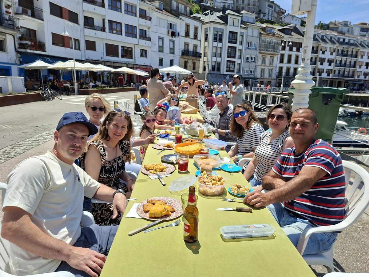 En imágenes: el muelle de Luarca es un hervidero para celebrar su comida en la calle