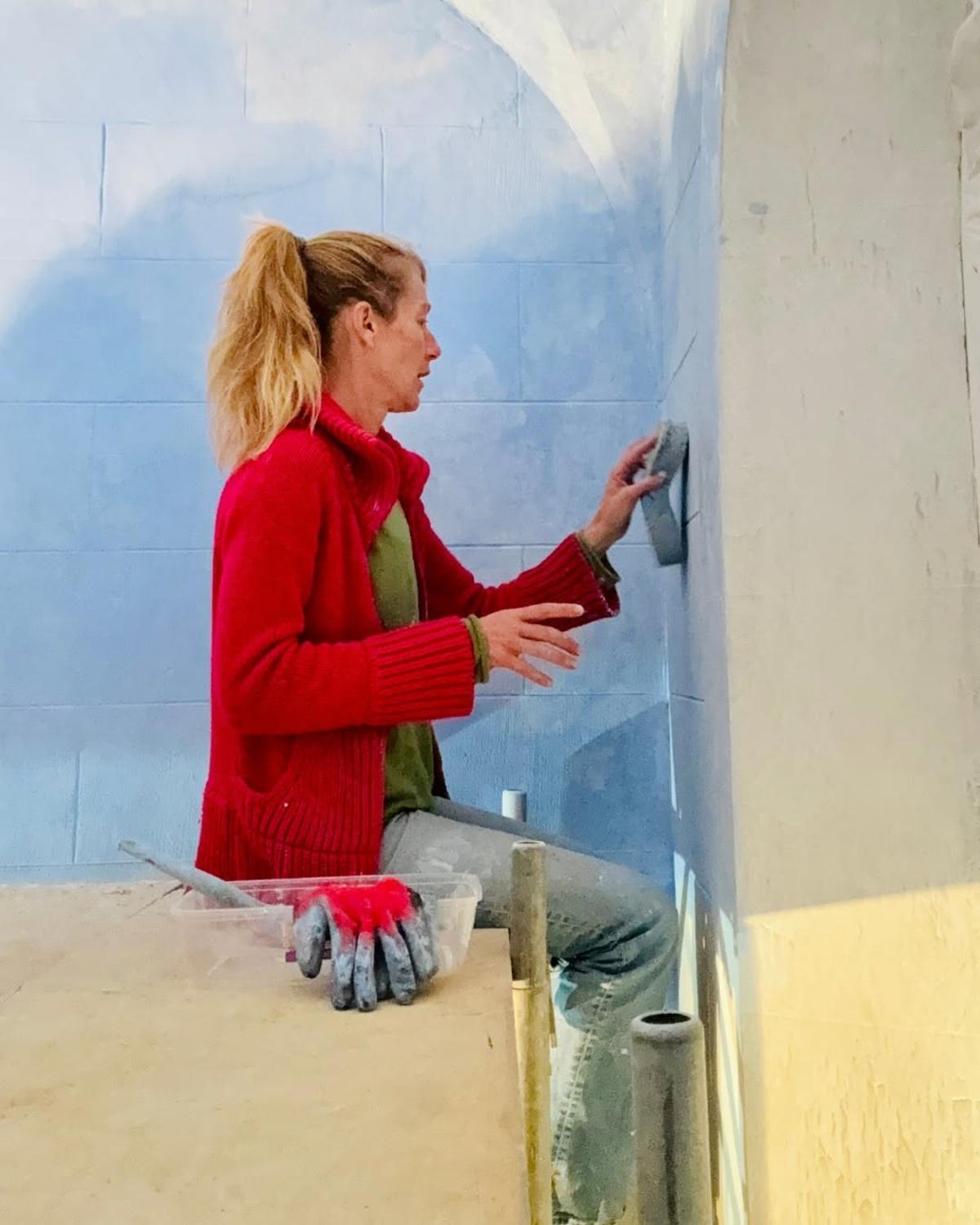 Penelope Clot pintant el temple de Das
