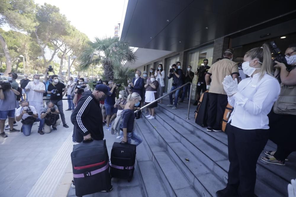 Llegada de los primeros turistas del plan piloto a los hoteles de la Platja de Palma.