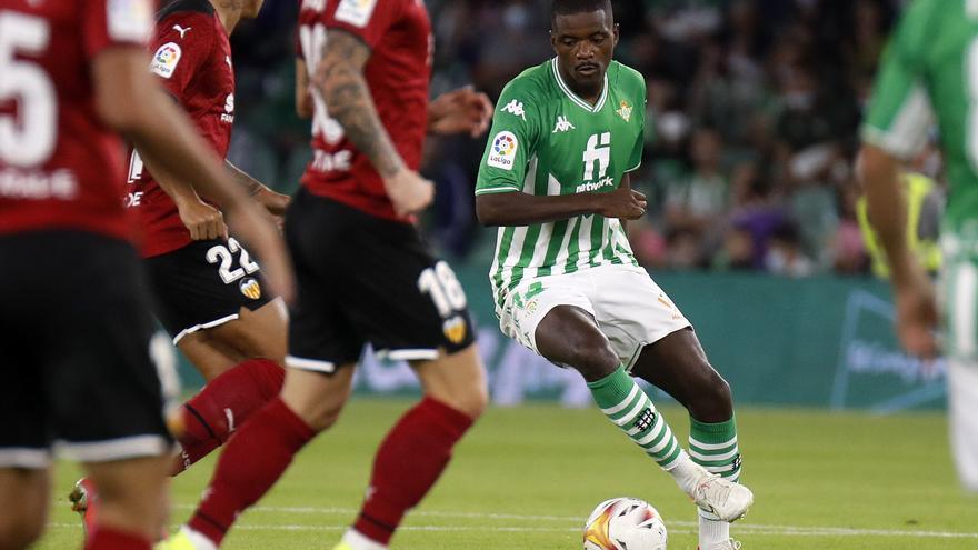 Wiliam Carvalho hace un favor al Real Betis