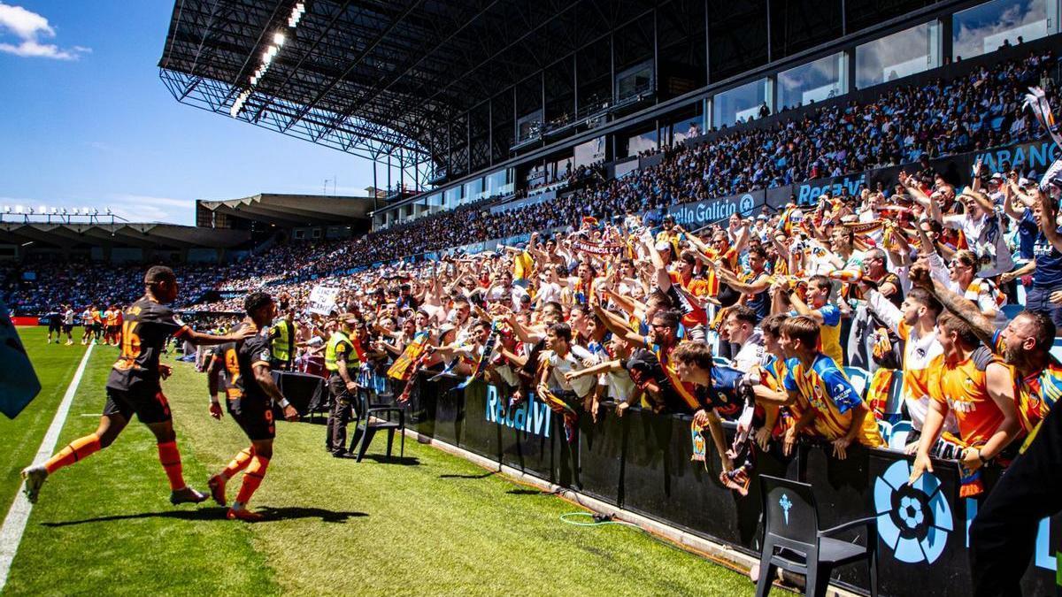 Los jugadores del Valencia CF celebran uno de los goles con los aficionados blanquinegros