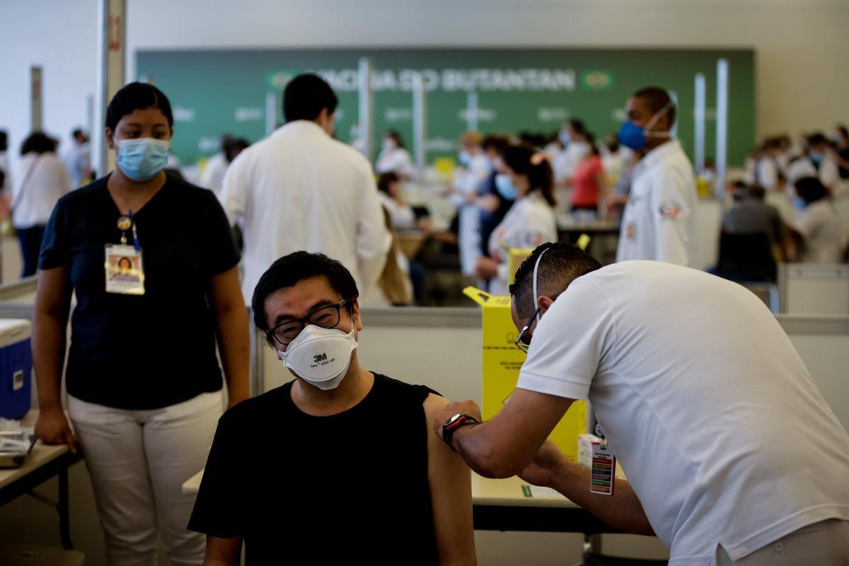 Trabajadores vacunan al personal de la salud en Sao Paulo.