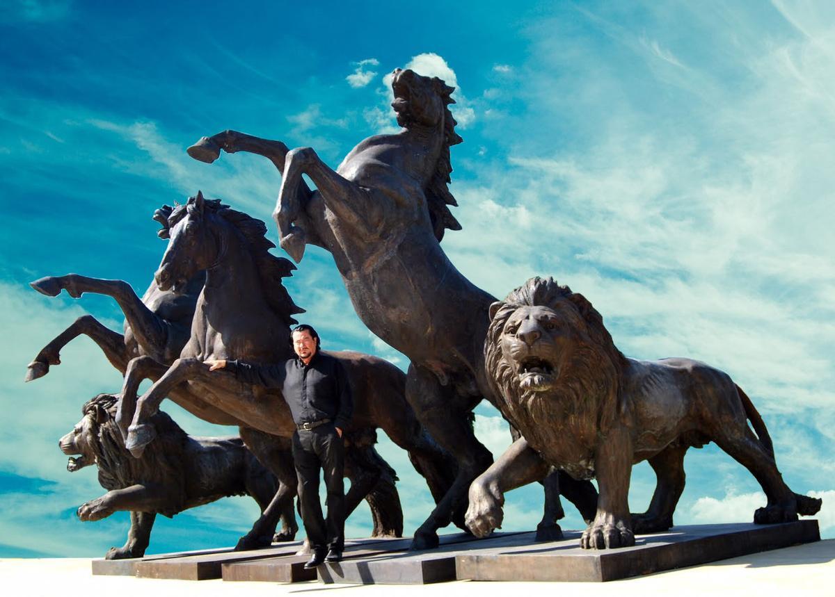 Ginés Serrán, flanqueado por leones (y caballos) en uno de sus conjuntos monumentales