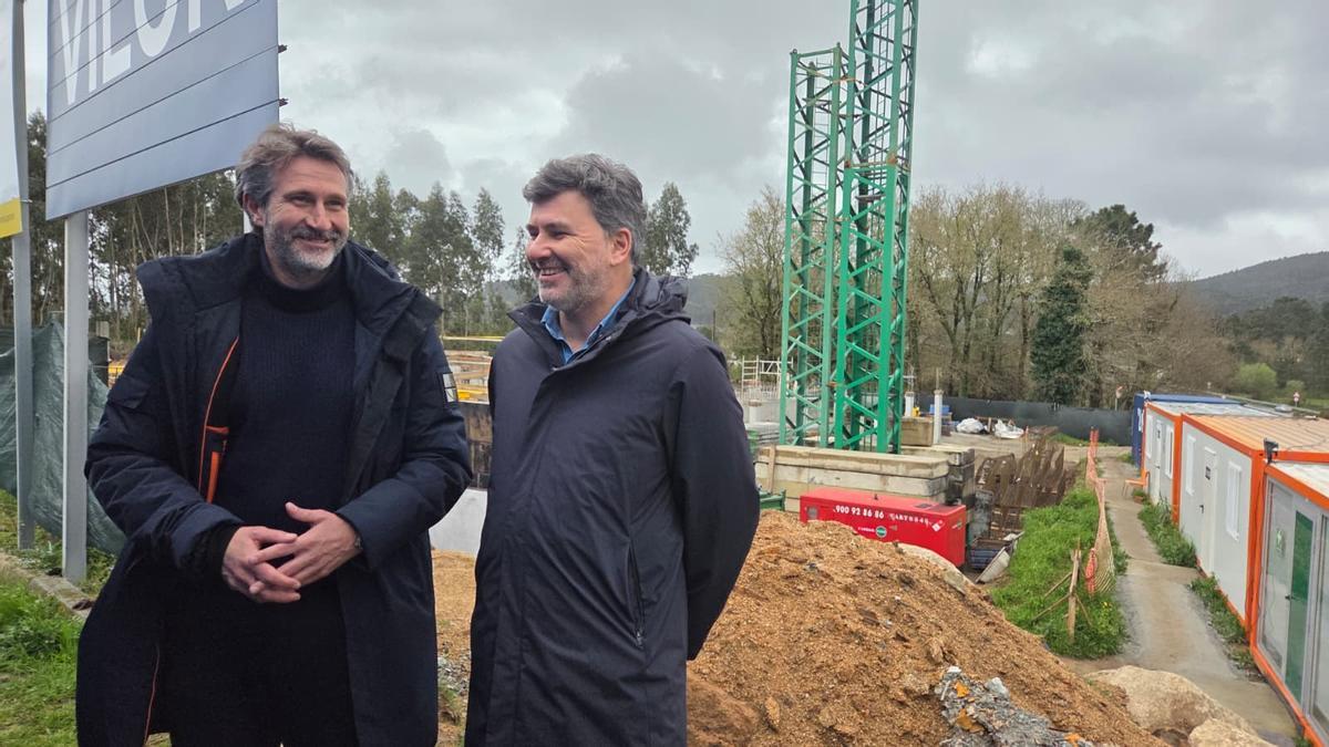 Alcalde y eurodiputado durante la visita a Fontecarmoa.