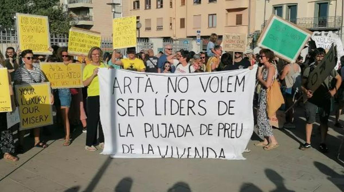 Pancartas en la manifestación contra la saturación turística