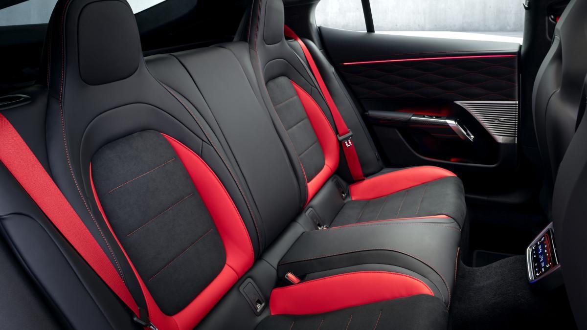 Las plazas traseras ofrecen asientos individuales de serie, combinando deportividad con comodidad de gran turismo.