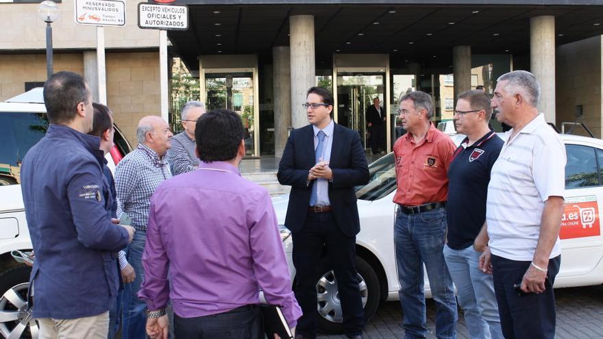 Taxistas reunidos ayer con el Director General.