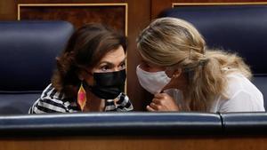 Carmen Calvo y Yolanda Díaz conversan en el Congreso.