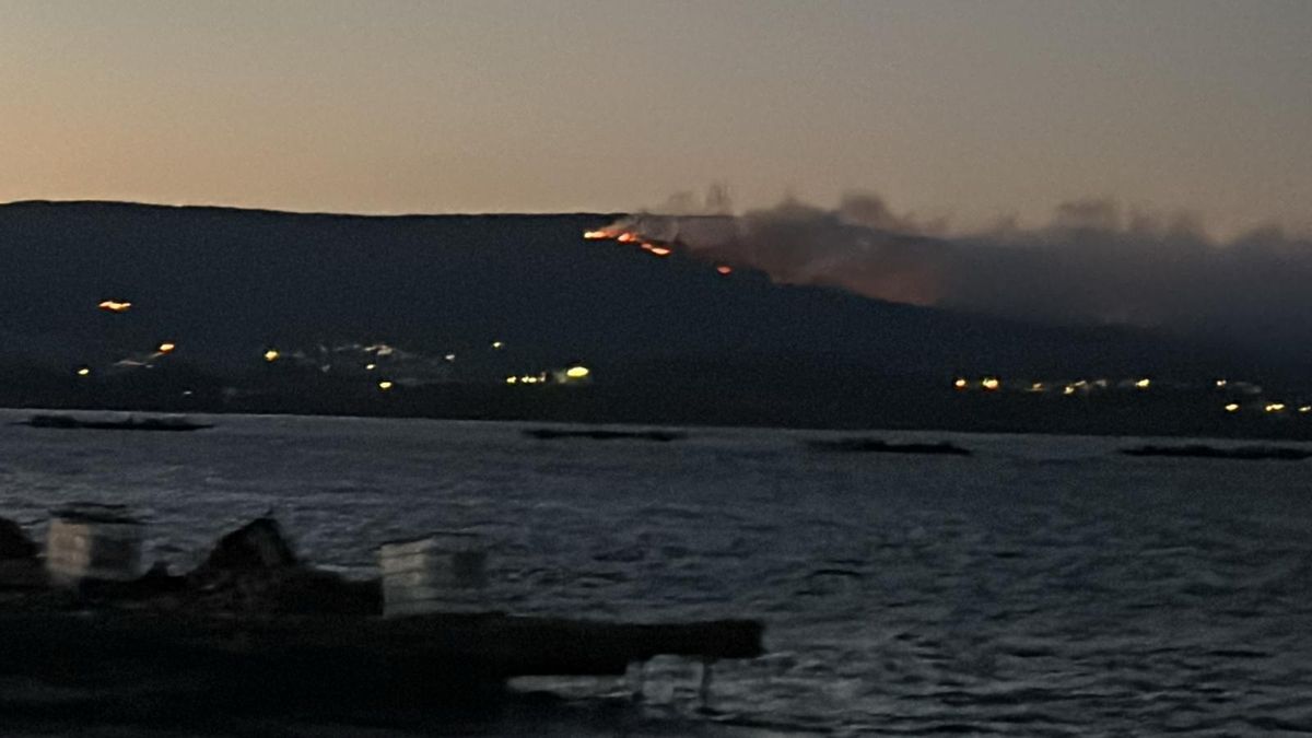 Imagen tomada por bateeiros a las siete de la mañana que muestran que el incendio seguía activo tras avanzar durante toda la madrugada.