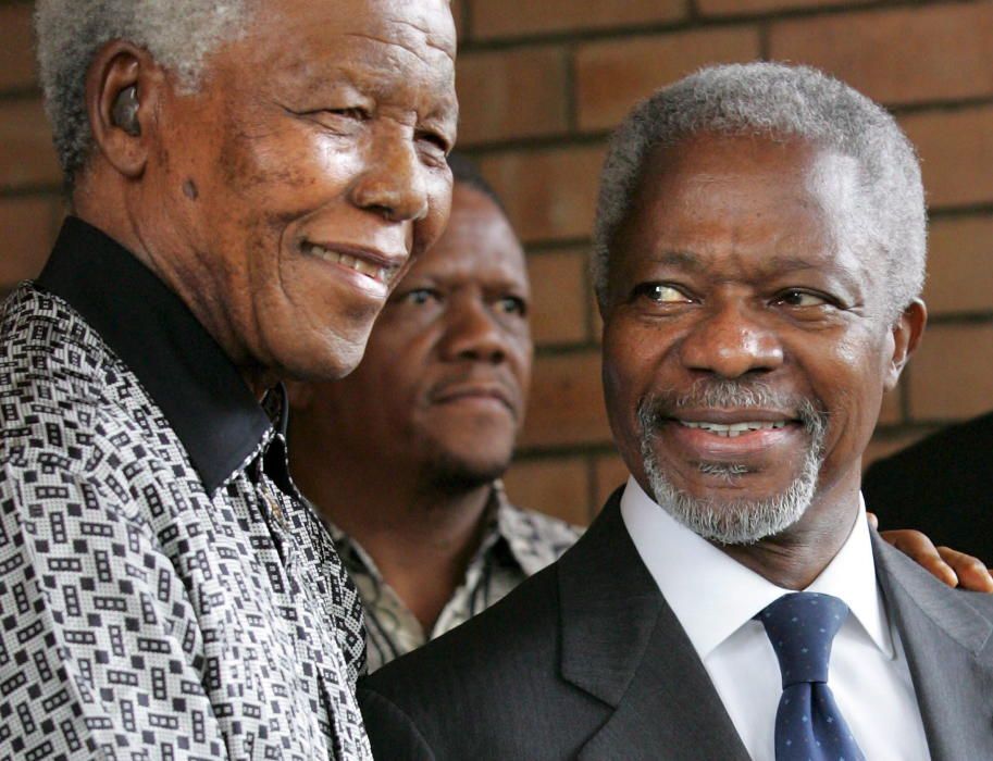 Fotografía de archivo del 15 de marzo de 2006 que muestra a Nelson Mandela junto al entonces secretario general de las Naciones Unidas Kofi Annan tras una reunión en la Fundación Nelson Mandela, en Johanesurgo (Sudáfrica).