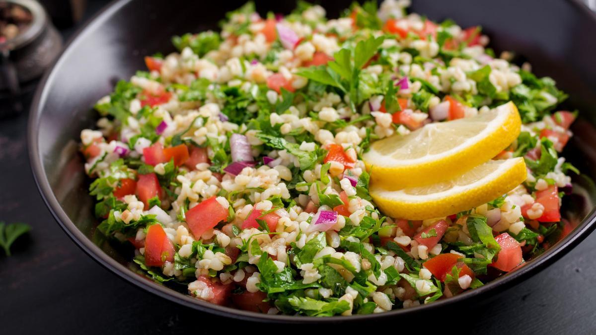 El tabulé es un plato típico de la cocina árabe refrescante y totalmente vegetal