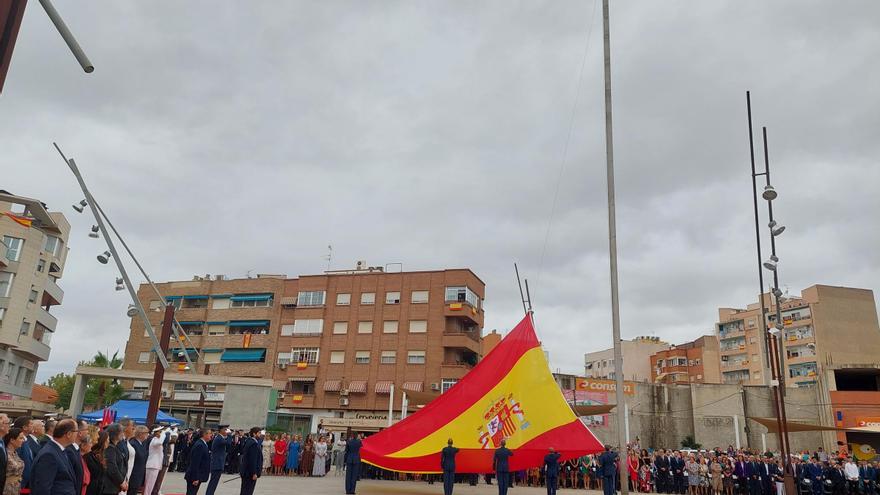 Alcantarilla rinde homenaje a la Bandera de España en la plaza Adolfo Suárez el 15 de octubre