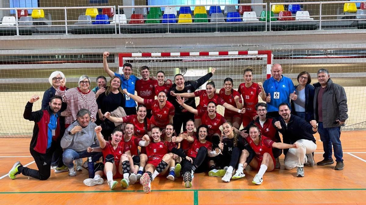 El Deza Córdoba Balonmano celebra la clasificación para la fase de ascenso.