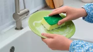 Cortar una esquina de la esponja: la solución que cada vez hace más gente para lavar los platos