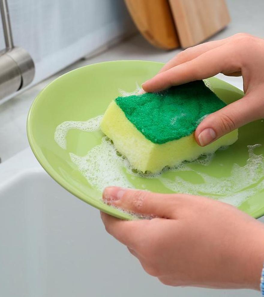 Cortar una esquina de la esponja: la solución que cada vez hace más gente para lavar los platos