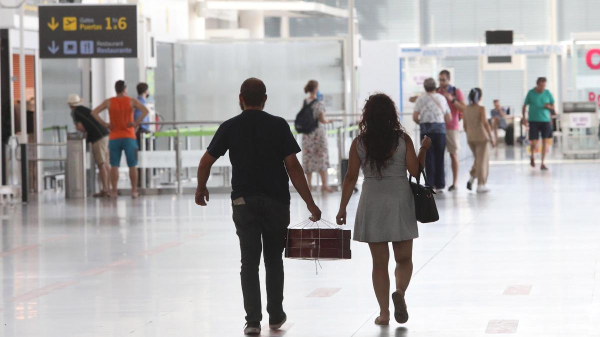 Una pareja de turistas, en el aeropuerto de Zaragoza